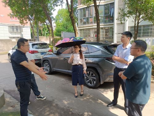 5月23日，市供水公司党组成员禹鹏到小区开展信访接待下基层活动，针对居民反馈的问题现场了解情况，制定凯发k8官网登录vip的解决方案。.jpg